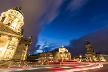 Deutschland, Berlin, Gendarmenmarkt, Mitte, Deutscher Dom, Konzerthaus und Französischer Dom in der Abenddämmerung beleuchtet - WDF05584