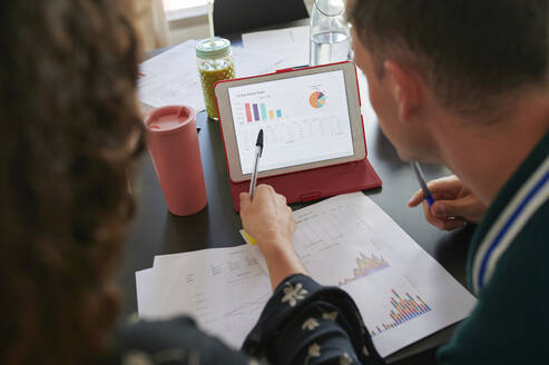 Close-up of young business people having a meeting in office - IGGF01438