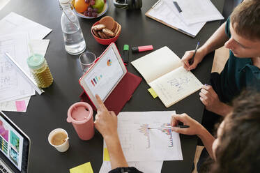 Close-up of young business people having a meeting in office - IGGF01446