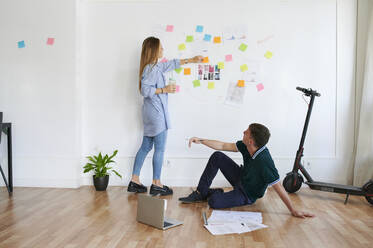 Junge Geschäftsleute beim Brainstorming in einem Büro - IGGF01460