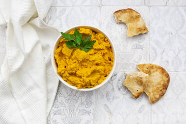 Pumpkin hummus with parsley and flatbread - LVF08428