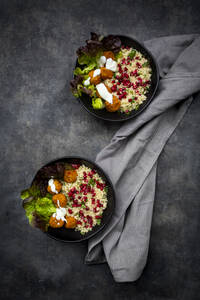 Schalen mit Falafel, Salat, Joghurt, Granatapfelkernen, Petersilie, Minze und Tabbouleh-Salat - LVF08430