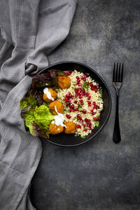 Schüssel mit Falafel, Salat, Joghurt, Granatapfelkernen, Petersilie, Minze und Tabbouleh-Salat - LVF08433
