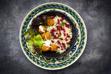Schüssel mit Falafel, Salat, Joghurt, Granatapfelkernen, Petersilie, Minze und Tabbouleh-Salat - LVF08434