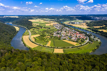 Deutschland, Bayern, Binau, Luftaufnahme eines Flusses, der sich um eine ländliche Stadt windet - AMF07518
