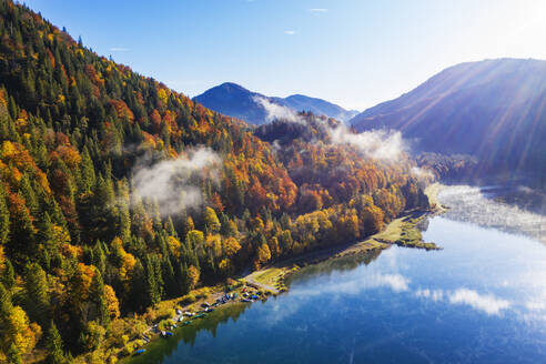 Deutschland, Bayern, Lenggries, Sylvenstein Stausee im Herbst - SIEF09319