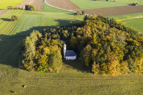 Deutschland, Bayern, Ascholding, Luftaufnahme der St. Georgskapelle im Herbstwald - LHF00757