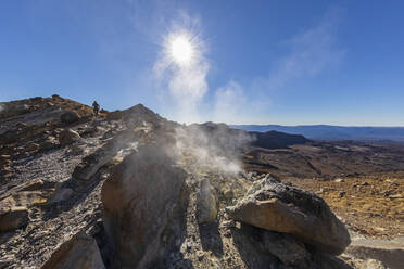 Neuseeland, Nordinsel, Sonne scheint über Fumarolen auf dem Vulkanplateau der Nordinsel - FOF11062