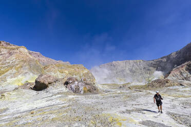 New Zealand, North Island, Whakatane, Male backpacker hiking at White Island (Whakaari) - FOF11132