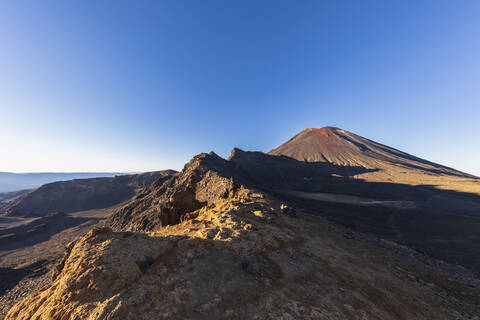 Neuseeland, Ozeanien, Nordinsel, Tongariro-Nationalpark, Vulkanisches Plateau der Nordinsel, Tongariro Alpine Crossing Trail, Vulkan Mount Ngauruhoe und Südkrater, lizenzfreies Stockfoto