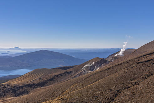 Neuseeland, Ozeanien, Nordinsel, Tongariro-Nationalpark, Vulkanisches Plateau der Nordinsel, Tongariro Alpine Crossing Trail, Lake Rotoaira und Lake Taupo, Te Maari-Krater, Dampf aus den heißen Quellen von Ketetahi - FOF11143