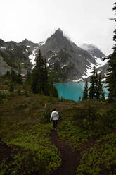 Tourist beim Erkunden der Wildnis, Alpine Blue Lake, Washington, USA - ISF22705