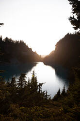 Sonnenuntergang über dem Alpine Blue Lake, Washington, USA - ISF22706