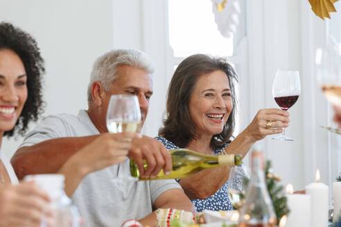 Familie stößt mit Wein auf einer Party an - ISF22750
