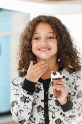 Mädchen isst Eiscreme zu Hause - ISF22762