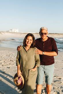 Älteres Paar genießt die Sonne am Sandstrand - ISF22766