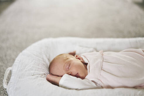 Baby schläft auf U-förmigem Kissen zu Hause - CUF53230
