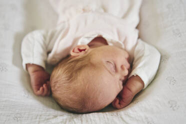 Baby schläft auf U-förmigem Kissen zu Hause - CUF53231