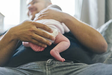 Baby auf der Brust des Vaters zu Hause liegend - CUF53244