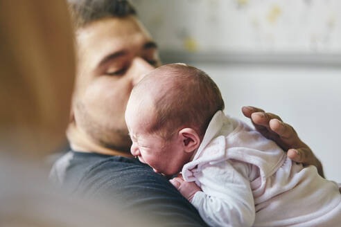 Baby auf der Brust des Vaters zu Hause liegend - CUF53245