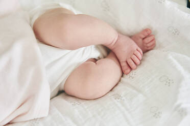 Baby liegend auf U-förmigem Kissen - CUF53255