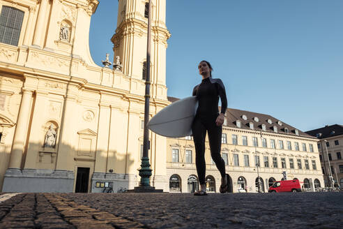 Junge Frau mit Surfbrett auf dem Weg nach Eisbach, München, Deutschland - WFF00191