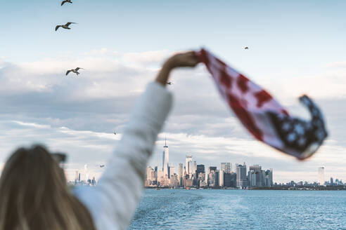 Rückansicht einer Frau mit der Flagge der Vereinigten Staaten in New York, USA - DAMF00221