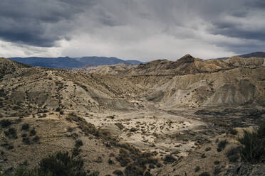 Wüstenlandschaft unter bewölktem Himmel, Almeria, Andalusien, Spanien - MPPF00243