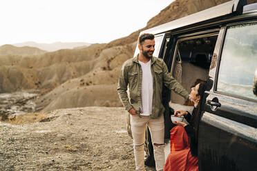 Junges Paar in einem Wohnmobil in Wüstenlandschaft, Almeria, Andalusien, Spanien - MPPF00262