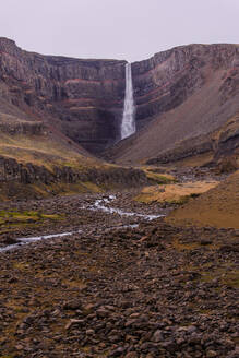 Tallandschaft mit Wasserfall in Felsformation, Hofn, Austur-Skaftafellssysla, Island - CUF53482