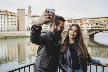 Paar macht Selfie auf Brücke, Ponte Vecchio, Florenz, Toskana, Italien - CUF53499