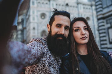 Paar macht Selfie im Café, Santa Maria del Fiore, Florenz, Toskana, Italien - CUF53508