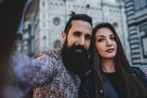 Paar macht Selfie im Café, Santa Maria del Fiore, Florenz, Toskana, Italien - CUF53508