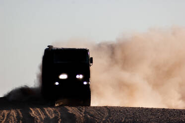 Lastwagen auf staubiger Landstraße, Arequipa, Peru - ISF22858