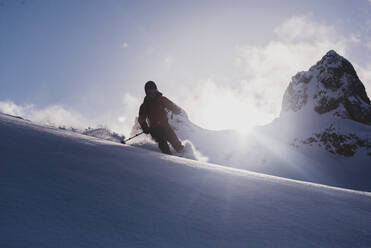 Silhouettierter Skifahrer, der bergab fährt, Tiefblick, Squamish, British Columbia, Kanada - ISF22859