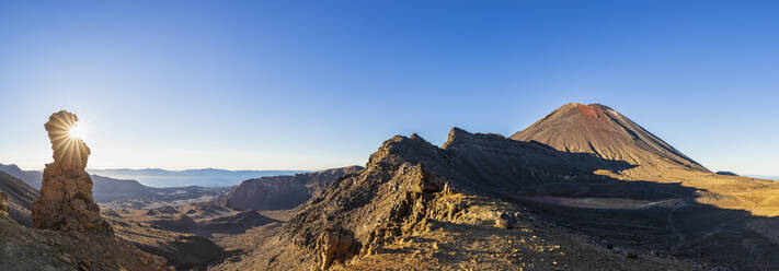 Neuseeland, Nordinsel, Panorama des Mount Ngauruhoe und des vulkanischen Plateaus der Nordinsel bei Sonnenuntergang - FOF11151