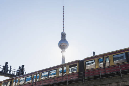 Deutschland, Berlin, Tiefblick auf Fernsehturm und S-Bahn - GWF06263