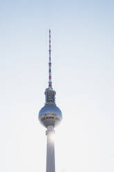 Deutschland, Berlin, Tiefblick auf Fernsehturm - GWF06264