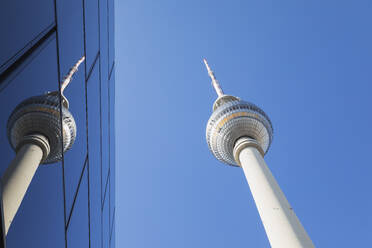 Deutschland, Berlin, Niedriger Blickwinkel auf Fernsehturm und Glasgebäude - GWF06265