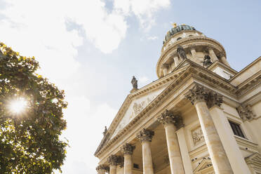 Deutschland, Berlin, Gendarmenmarkt, Tiefblick auf Französischen Dom - GWF06267