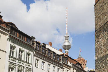 Deutschland, Berlin, Nikolaiviertel, Nikolaikirche, Fernsehturm und Rotes Rathaus - GWF06277