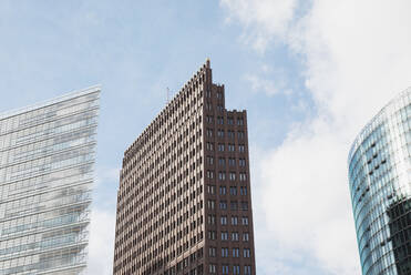 Deutschland, Berlin, Potsdamer Platz, Wolkenkratzer gegen Himmel, Forum-Turm, Kollhoff-Turm, Bahntower - GWF06282