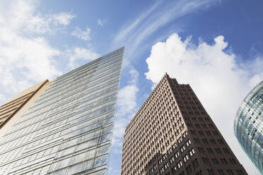 Deutschland, Berlin, Potsdamer Platz, Wolkenkratzer gegen Himmel, Forum-Turm, Kollhoff-Turm, Bahntower - GWF06283