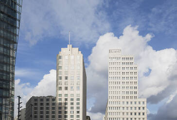 Deutschland, Berlin, Potsdamer Platz, Wolkenkratzer gegen Himmel, Geschaftshaus P5, Bahntower - GWF06284