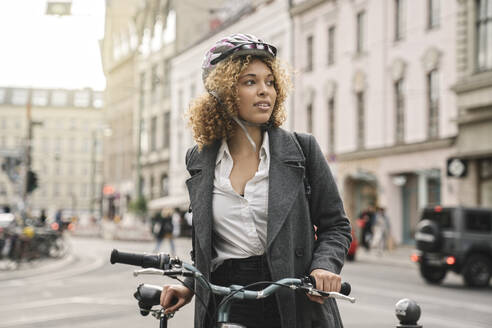 Frau mit Fahrrad in der Stadt, Berlin, Deutschland - AHSF01312
