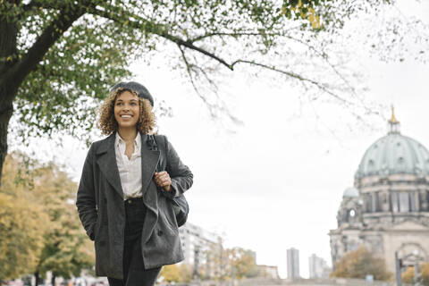 Touristenfrau in der Stadt mit dem Berliner Dom im Hintergrund, Berlin, Deutschland, lizenzfreies Stockfoto