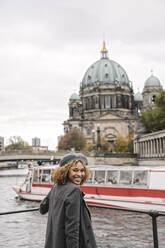 Glückliche Touristin in der Stadt an der Spree, Berlin, Deutschland - AHSF01329