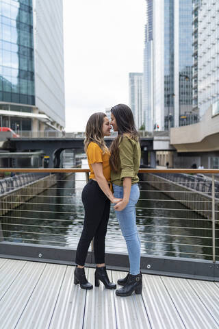 Zärtliches lesbisches Paar in der Stadt, London, UK, lizenzfreies Stockfoto