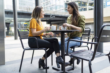 Lesbisches Paar in einem Straßencafé in der Stadt, London, UK - FBAF00966