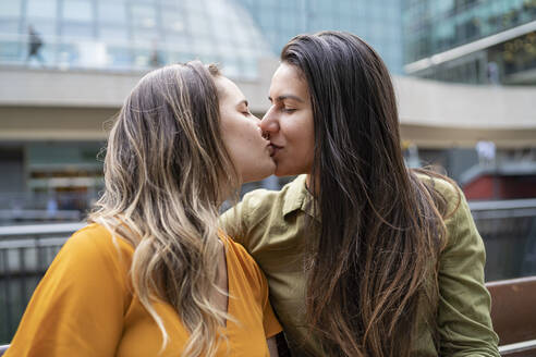 Fffectionate lesbian couple kissing in the city, London, UK - FBAF00972